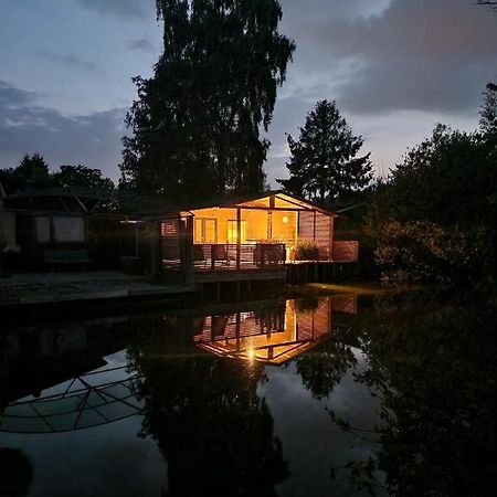 Rustig Gelegen Chalet Solvo Met Terras Aan Het Water Geel Luaran gambar