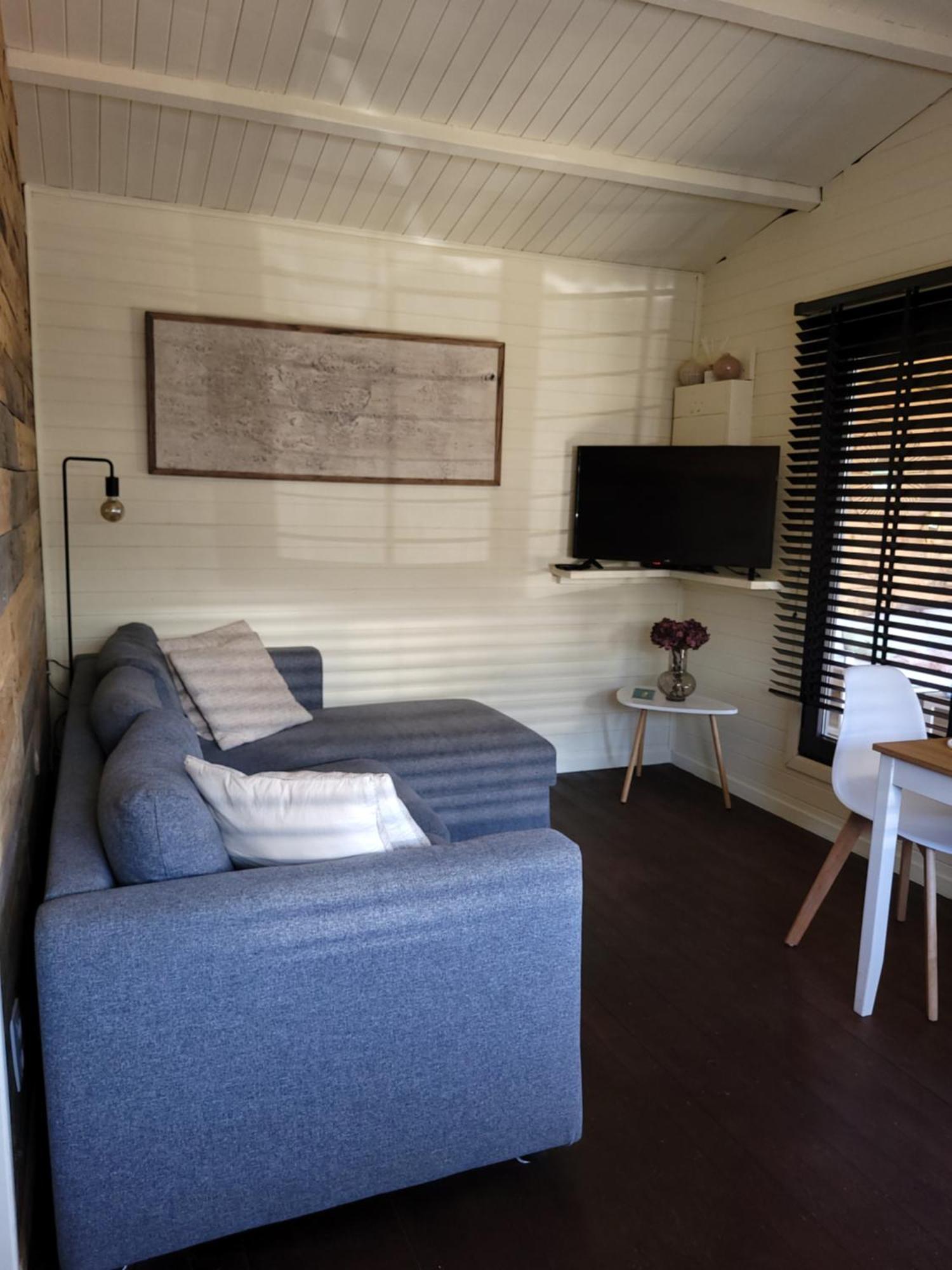 Rustig Gelegen Chalet Solvo Met Terras Aan Het Water Geel Luaran gambar