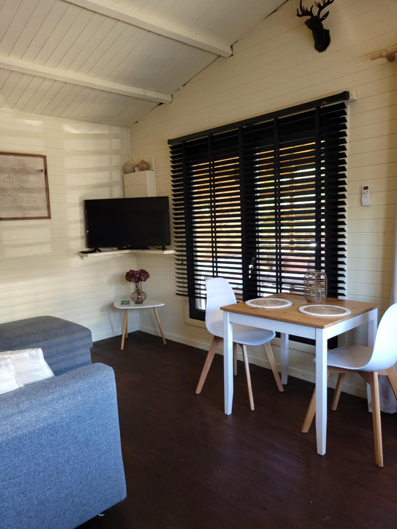 Rustig Gelegen Chalet Solvo Met Terras Aan Het Water Geel Luaran gambar