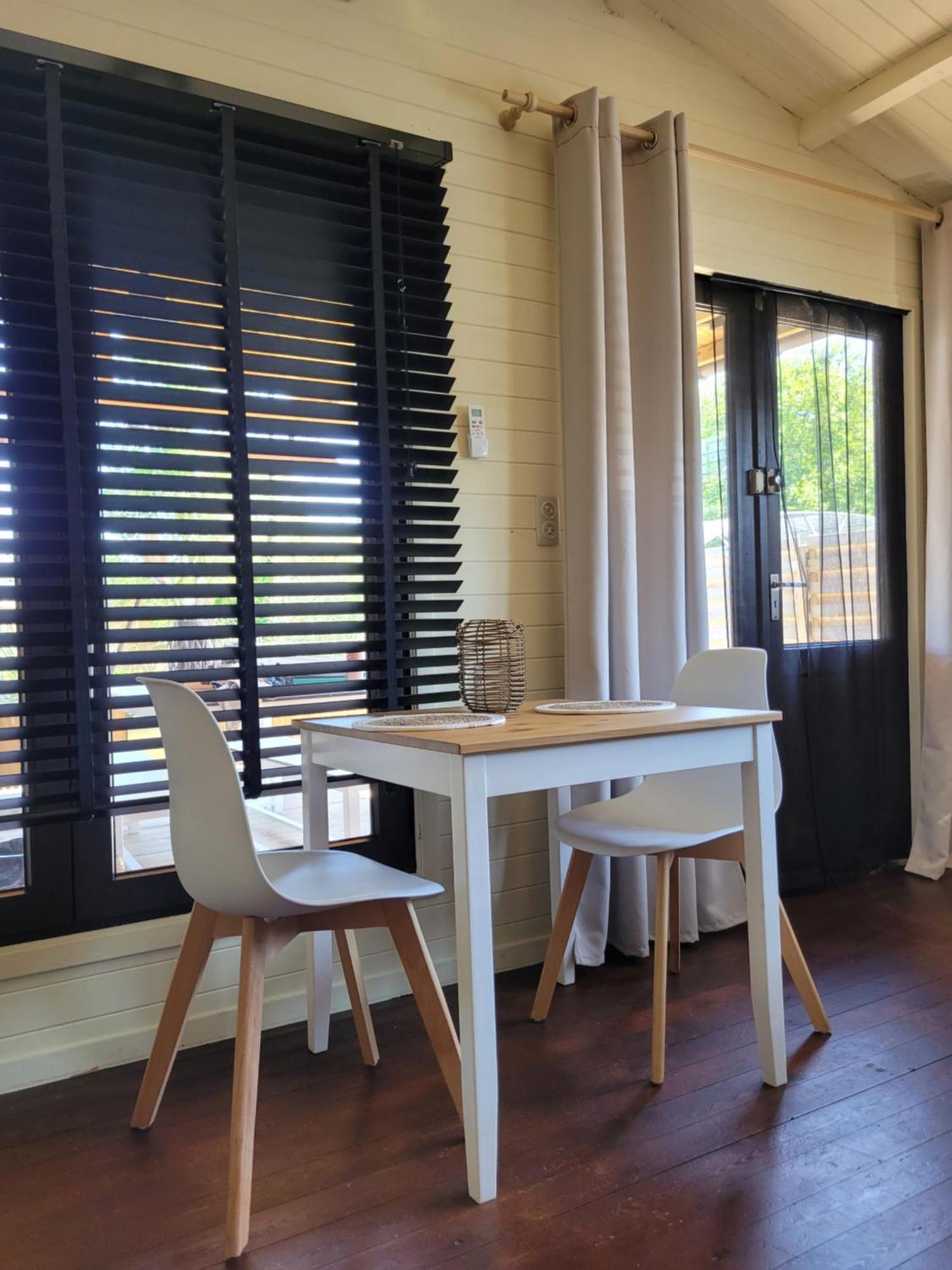 Rustig Gelegen Chalet Solvo Met Terras Aan Het Water Geel Luaran gambar