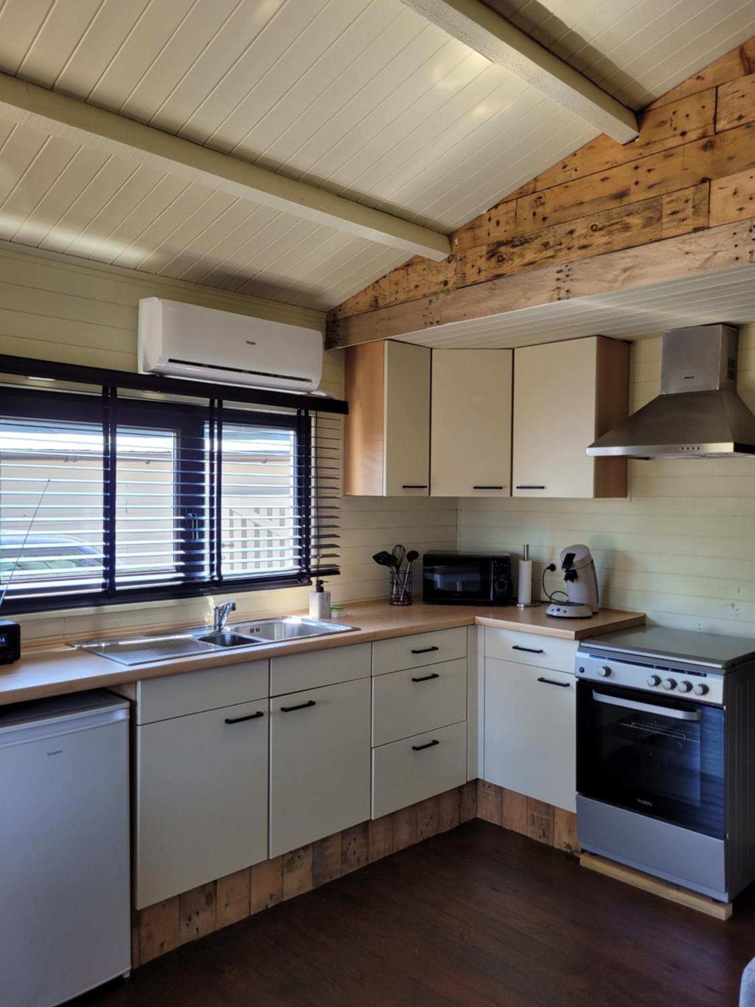 Rustig Gelegen Chalet Solvo Met Terras Aan Het Water Geel Luaran gambar