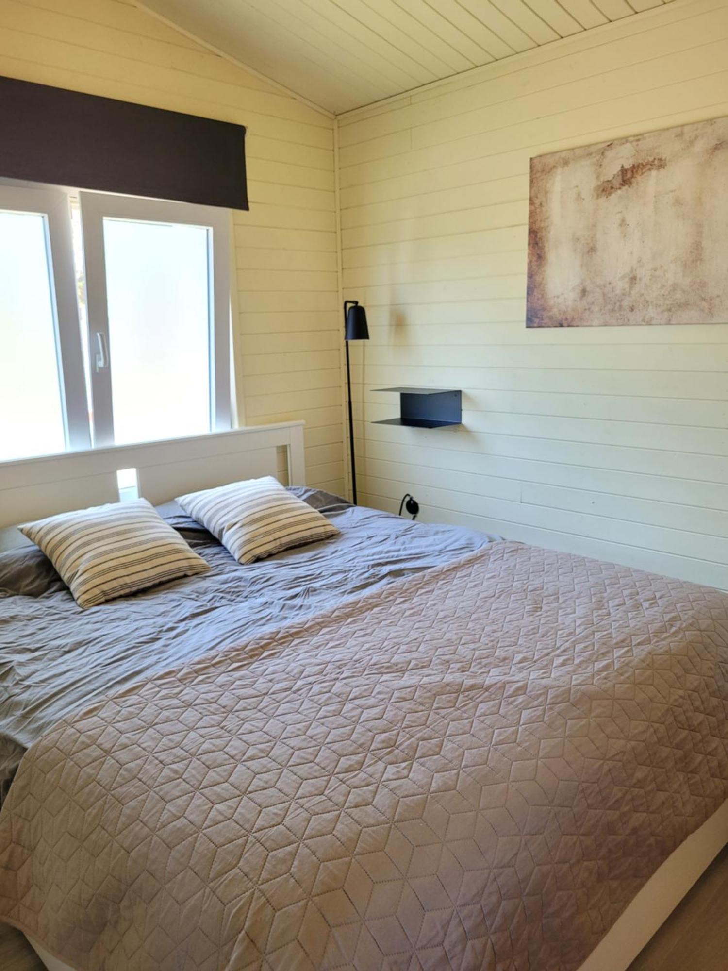 Rustig Gelegen Chalet Solvo Met Terras Aan Het Water Geel Luaran gambar